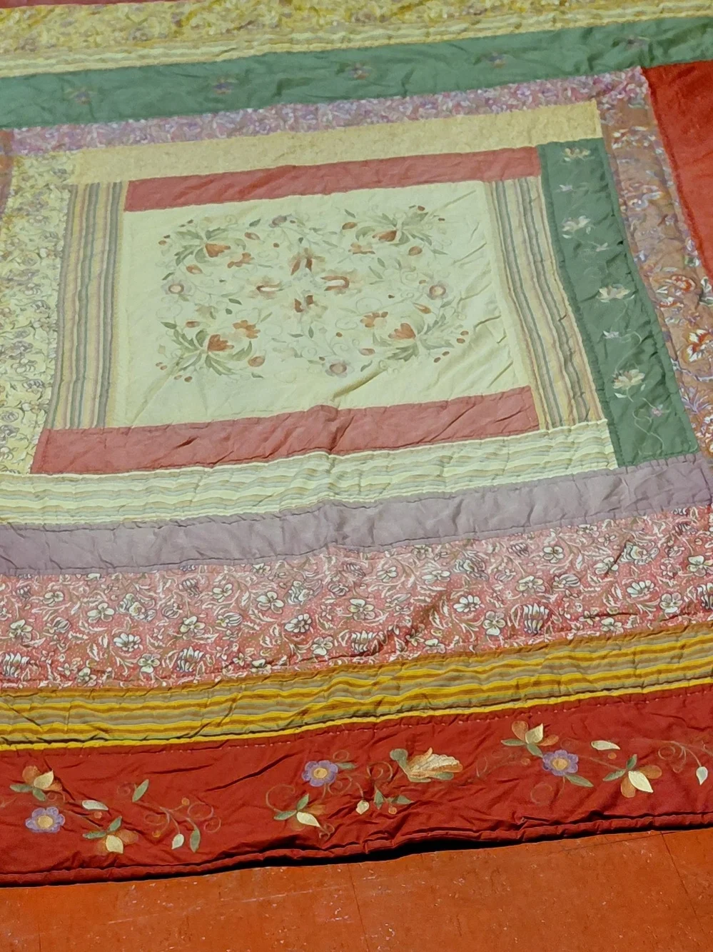 VINTAGE Handmade Queen Patchwork Floral Quilt - Red, Green, Cream 86